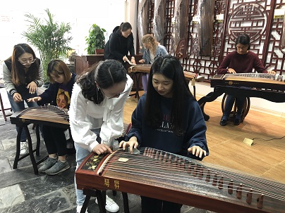 1556417994865713.jpg 成人直播
留学生走进民族艺术教育学校2.jpg